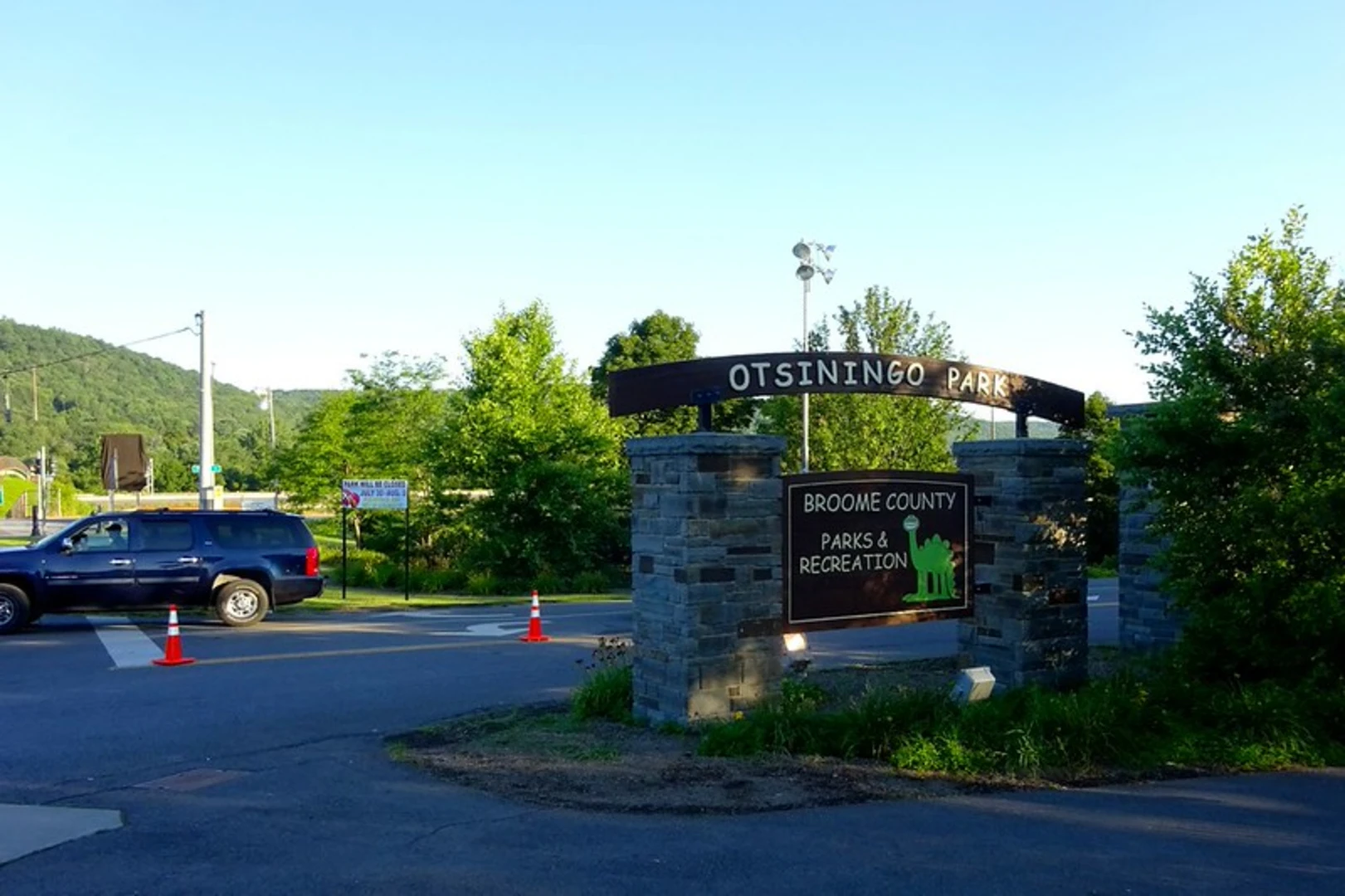 An image depicting the trail Otsiningo Park Loop via Otsiningo River and its surrounding area.