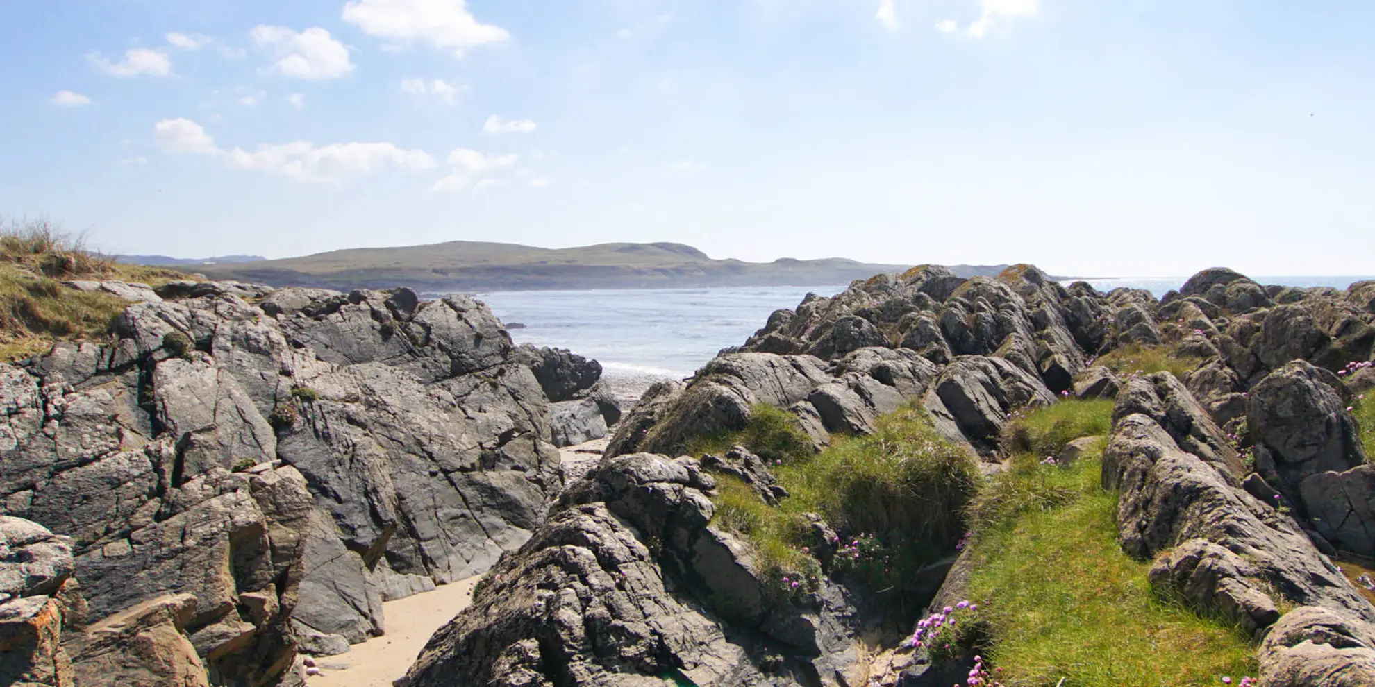 An image depicting the trail Saligo Bay to Sanaigmore Bay via Aird Thorr-innis and its surrounding area.
