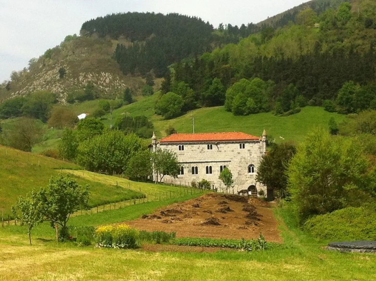 An image depicting the trail Lili - Goltzibar - Zestoa PR GI 41 and its surrounding area.