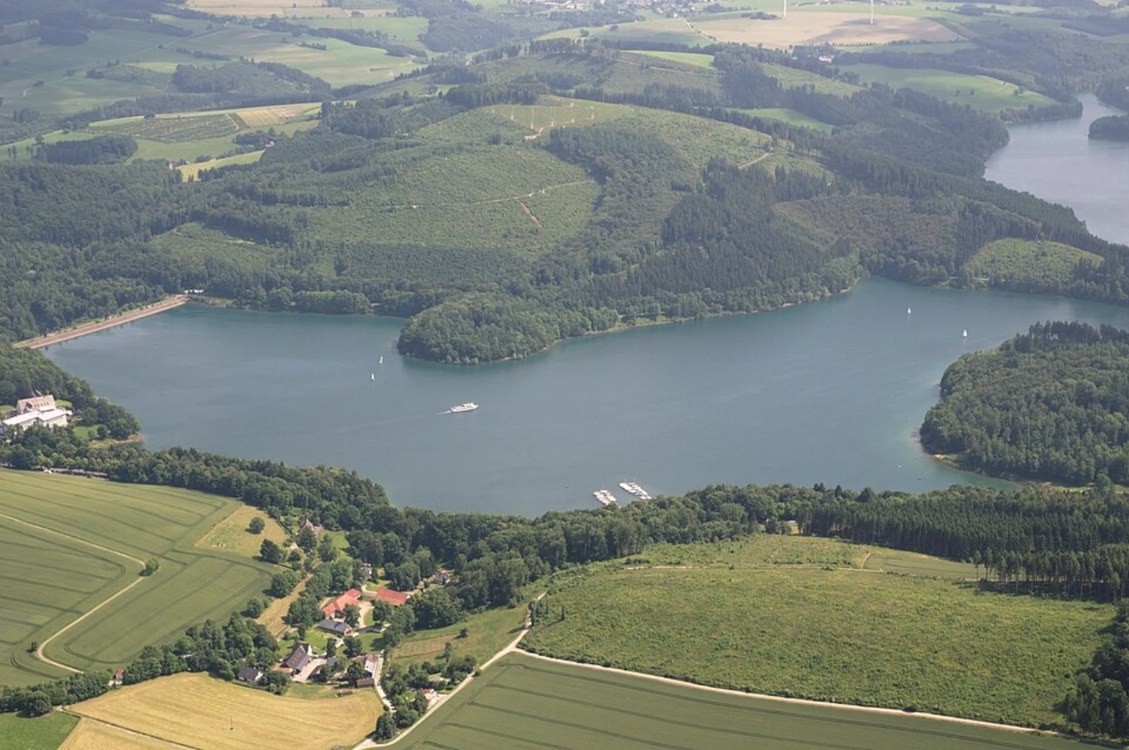 An image depicting the trail Hennetalsperre, Langenberg and Ransenberg Loop and its surrounding area.