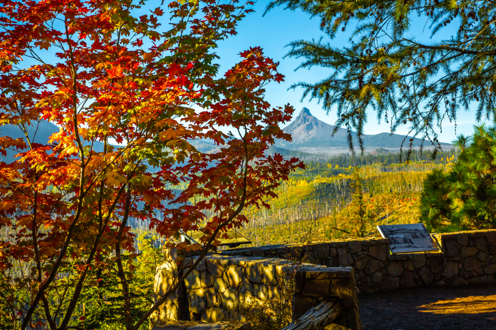 An image depicting the trail Square Lake via Round Lake Trail and its surrounding area.