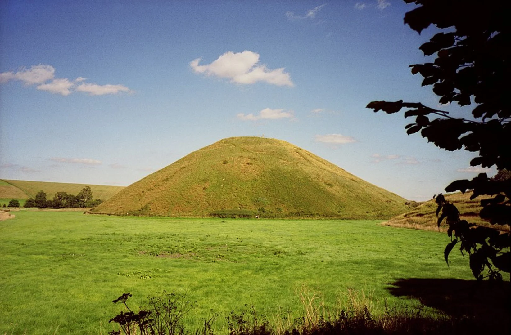An image depicting the trail East Kennett and Avebury Loop and its surrounding area.