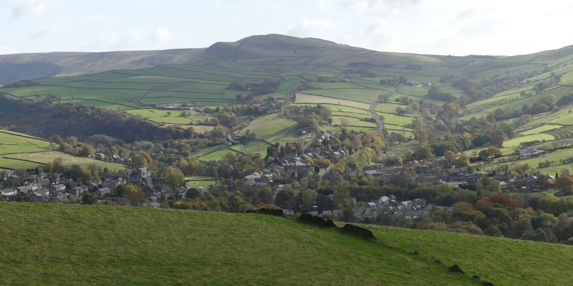 An image depicting the trail South Head and Edale Cross from Hayfield and its surrounding area.