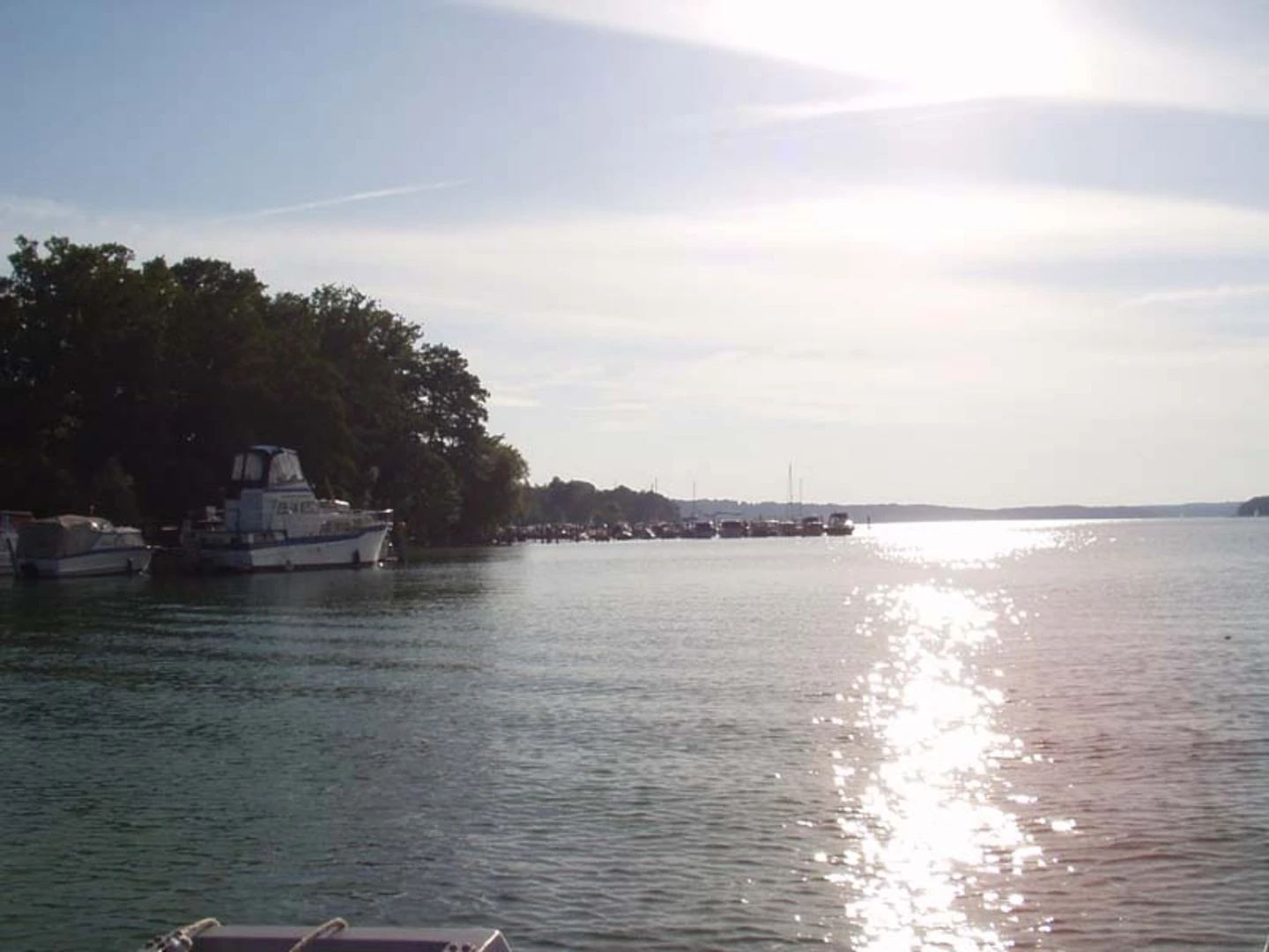 An image depicting the trail Werbellinsee, Werbelliner Berge and Diebelsee Scenic Loop - Altenhof and its surrounding area.