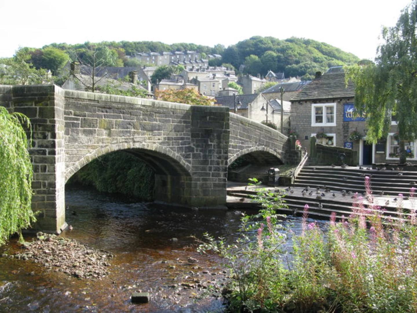 An image depicting the trail Hebden Bridge to Todmorden Walk and its surrounding area.