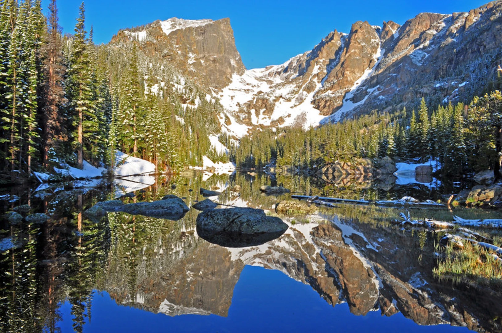 An image depicting the trail Hallett Peak and Flattop Mountain via Bear Lake-Bierstadt Trail and its surrounding area.