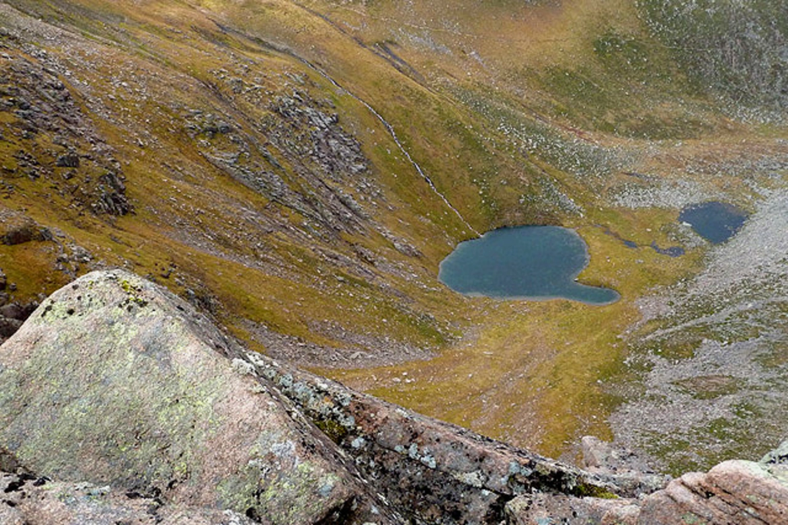 An image depicting the trail Cairn Lochan via Fiacaill Ridge and its surrounding area.