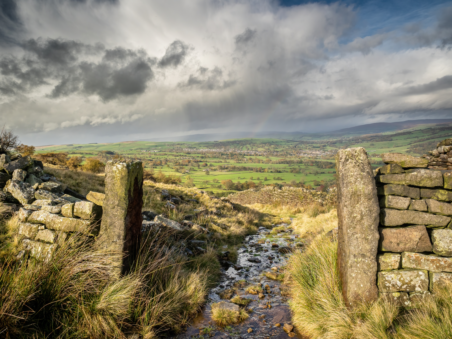 An image depicting the trail Bingley Parish Boundary Walk and its surrounding area.