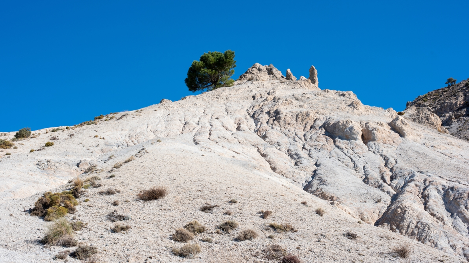 An image depicting the trail Ruta del Trevenque and its surrounding area.