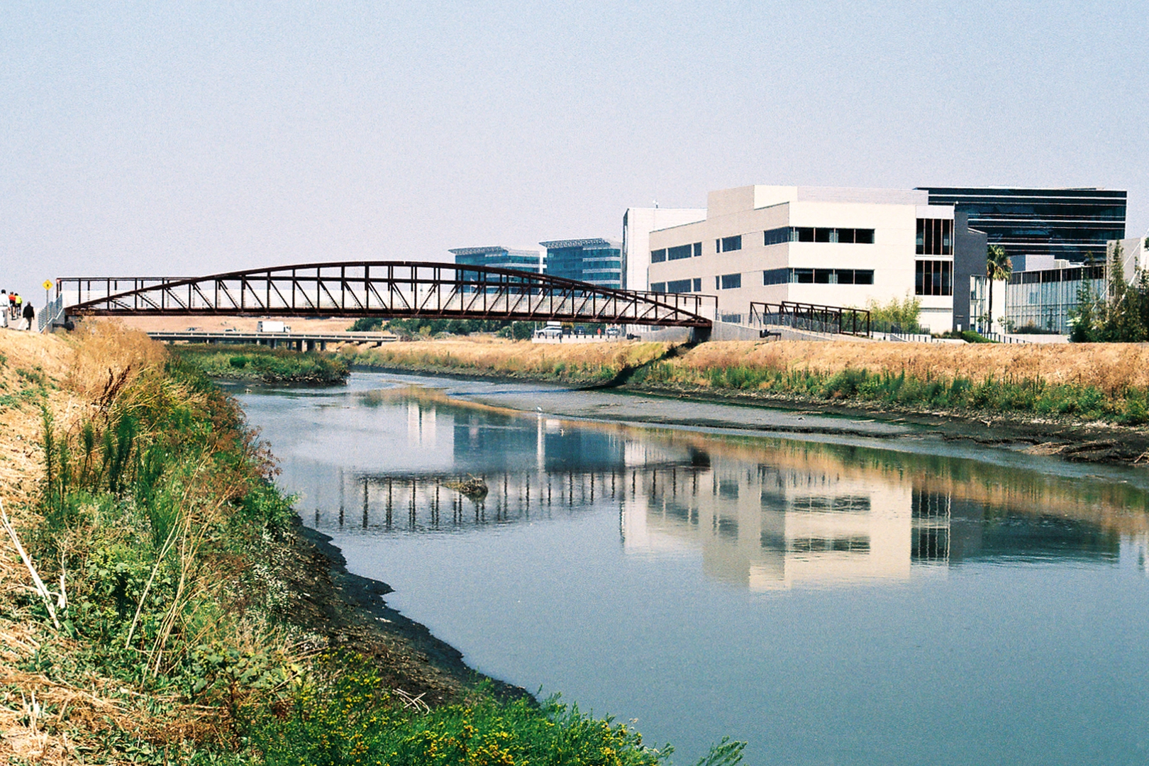 An image depicting the trail San Tomas Aquino Creek Trail and its surrounding area.