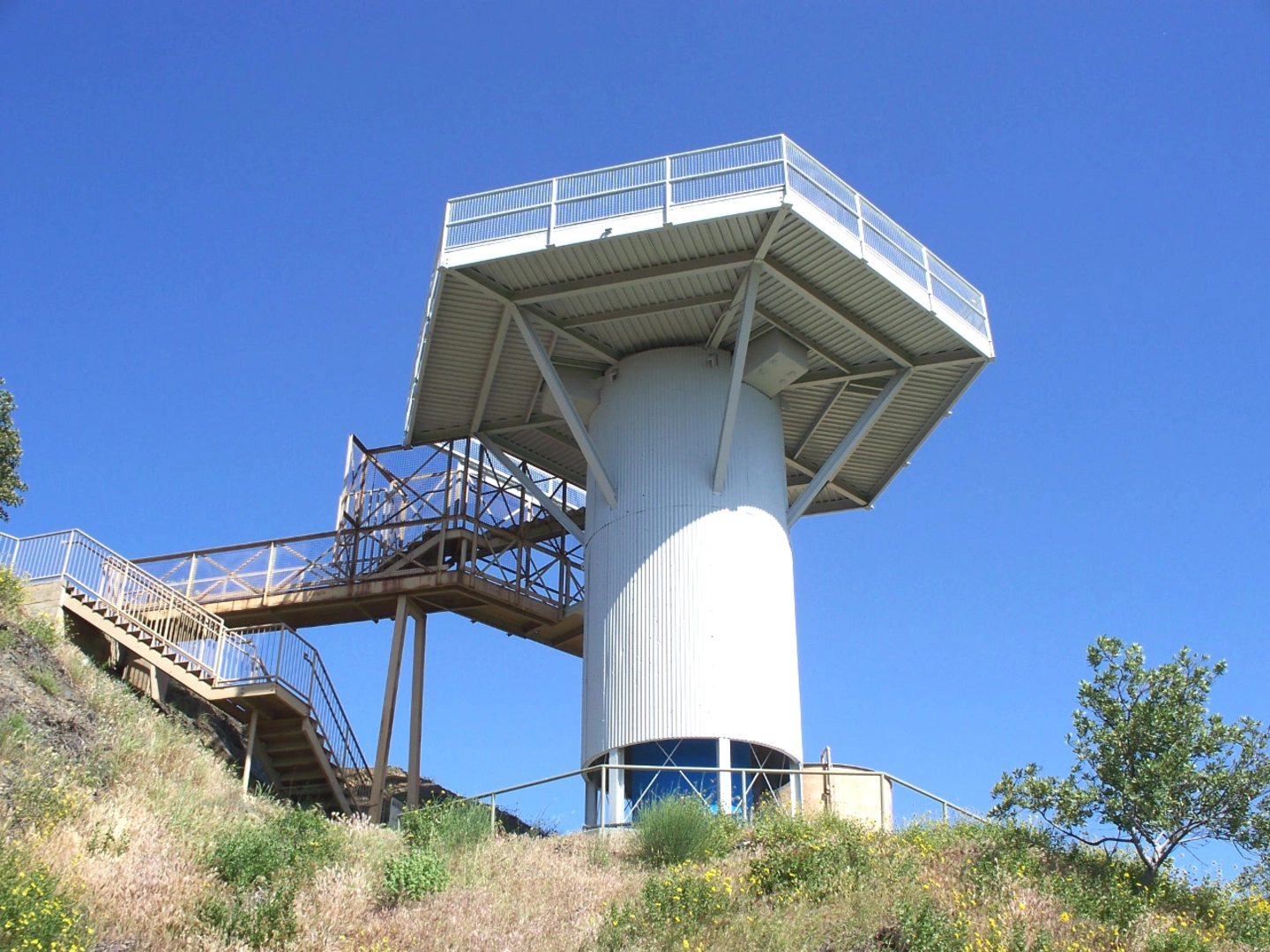 An image depicting the trail San Vicente Mountain via Mulholland Drive and its surrounding area.
