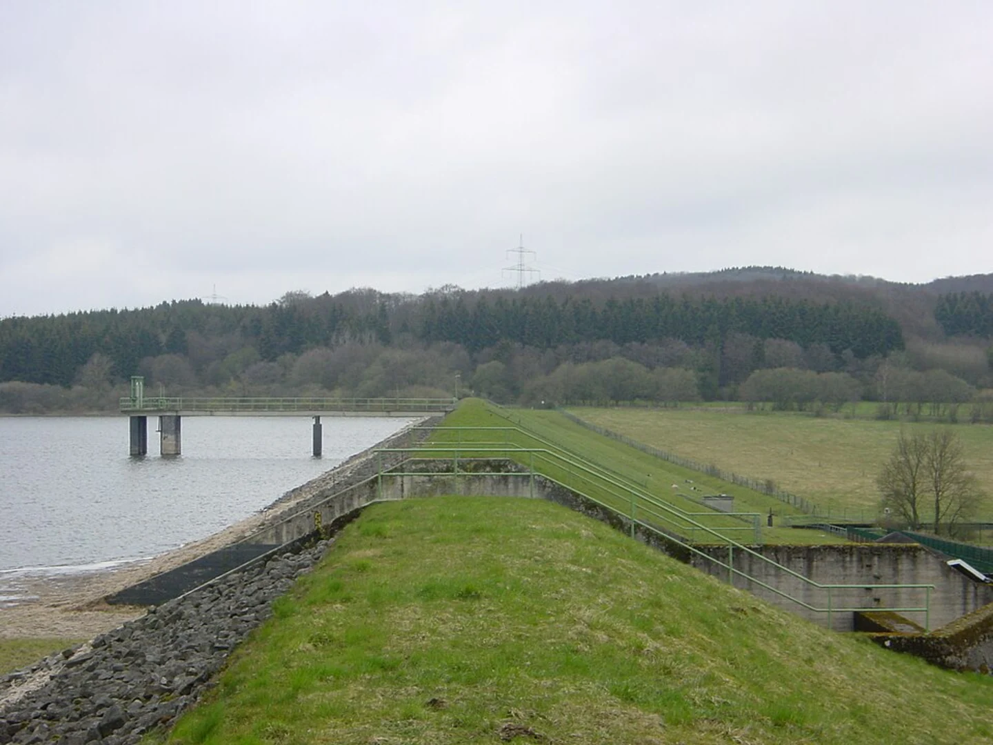 An image depicting the trail Krombachstausee Loop via Wällertour and its surrounding area.