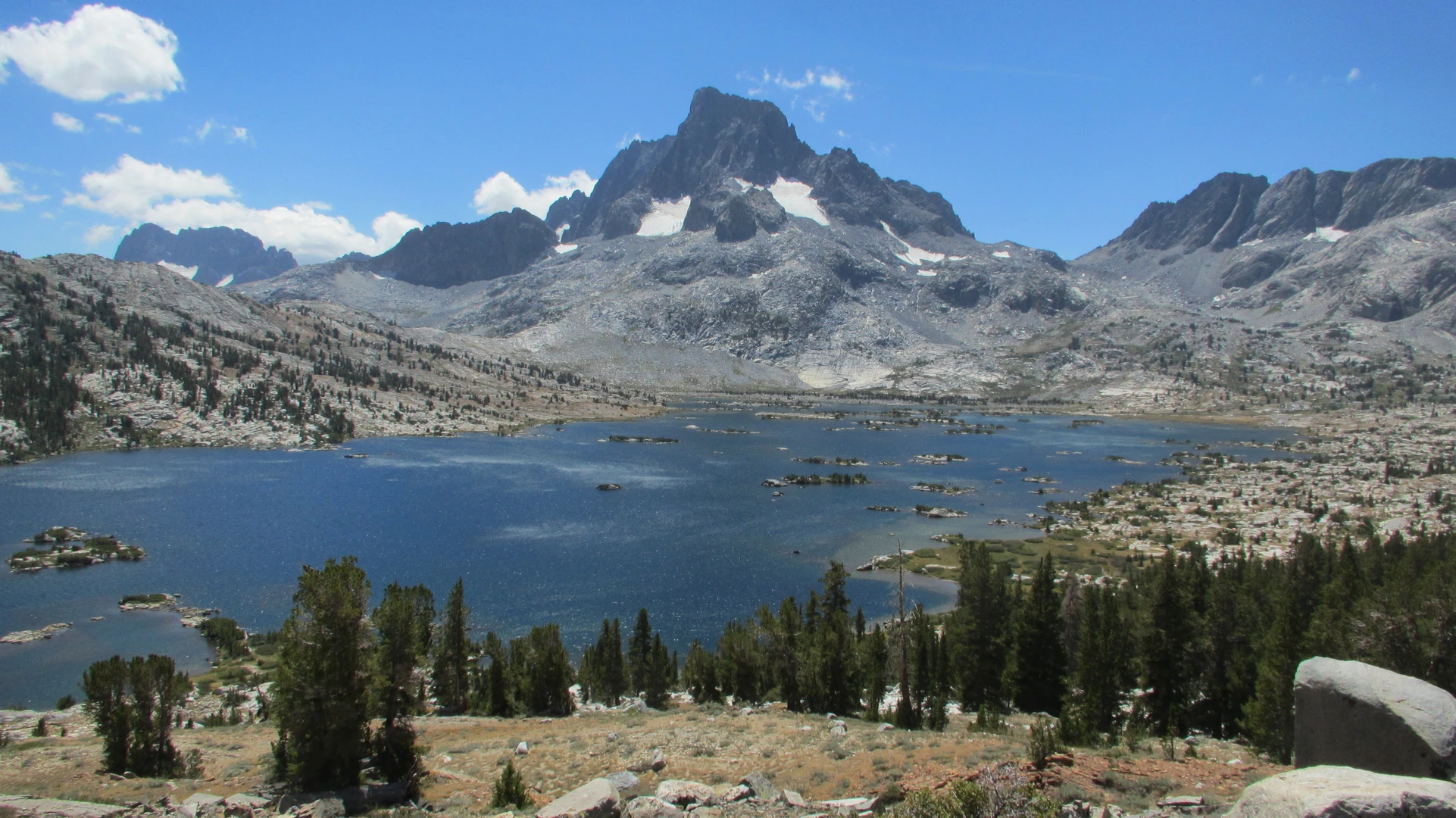 An image depicting the trail Rush Creek Trail, Gem Lake, Thousand Island Lake and Agnew Pass Loop and its surrounding area.