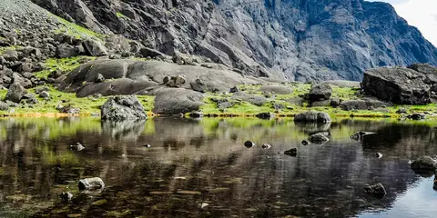 An image depicting the trail Lochan Coire Lagan Walk and its surrounding area.