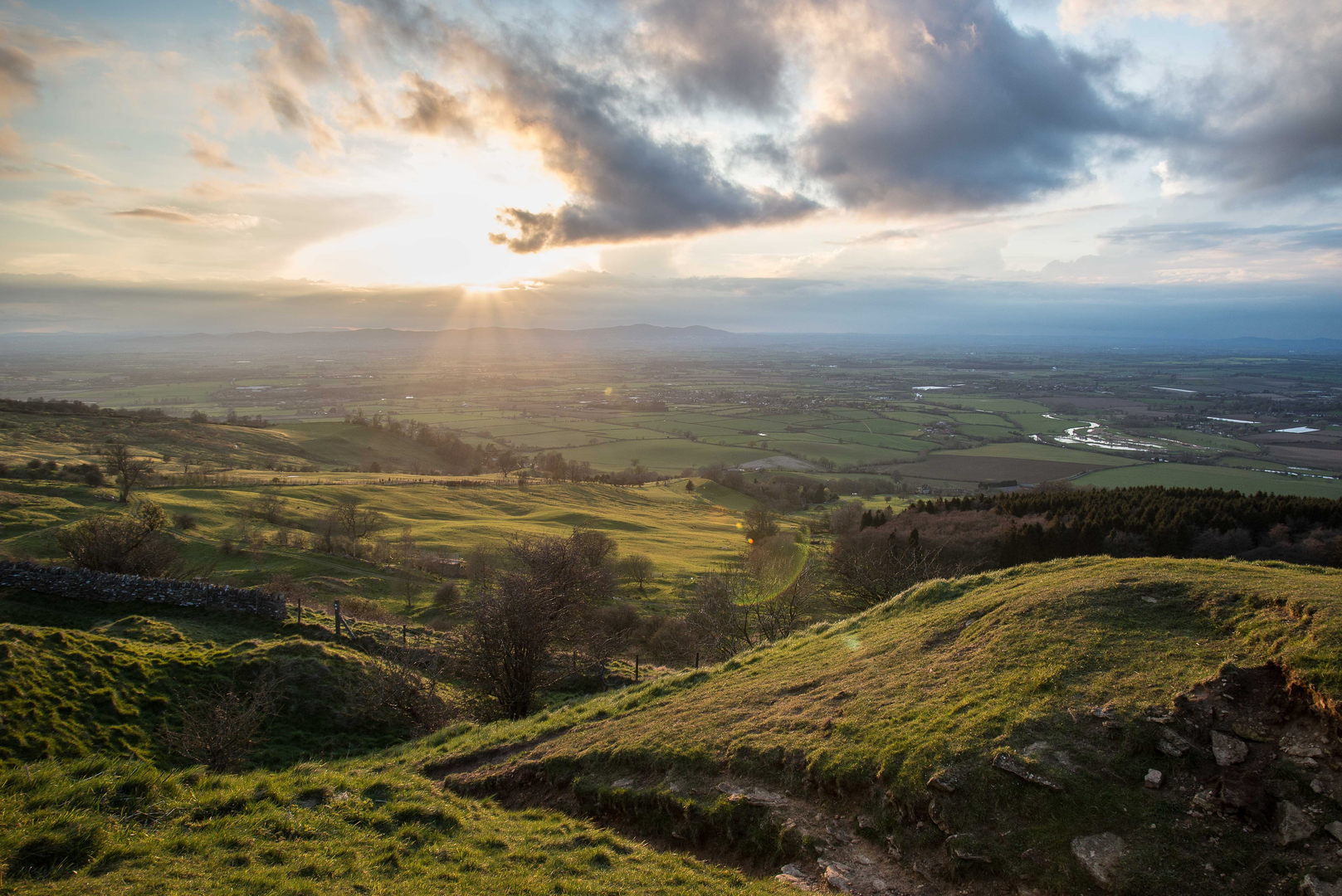 An image depicting the trail Bredon Hill from Elmley Castle and its surrounding area.