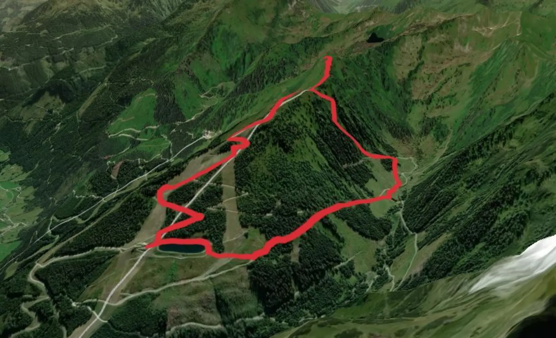 An image depicting the trail Riesnerkrispen Peak and its surrounding area.