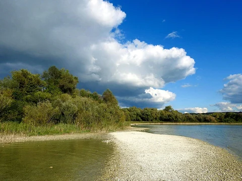 An image depicting the trail Kloster Andechs Loop via Leitenhöhe - Herrsching and its surrounding area.