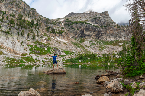 An image depicting the trail Surprise and Amphitheater Lakes Trail and its surrounding area.