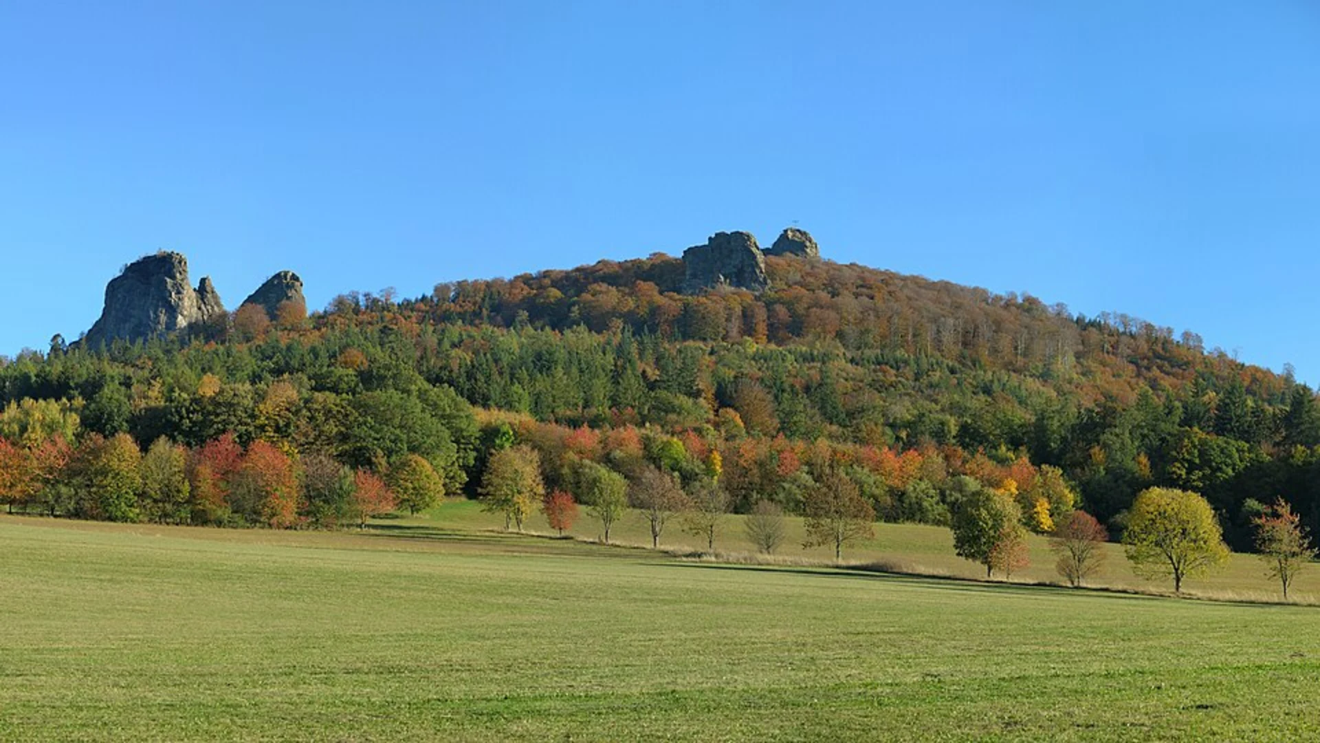 An image depicting the trail Istenberg, Bruchhauser Steine and Silbersee Loop and its surrounding area.