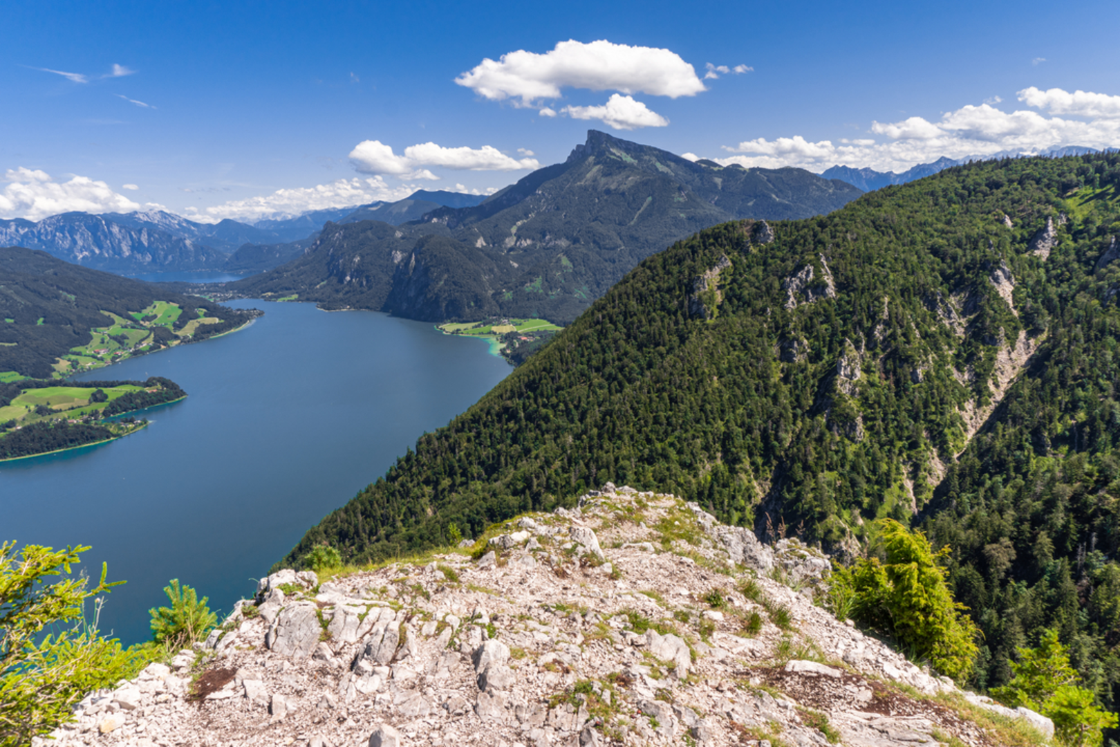 An image depicting the trail Bergen to the Peak of Hochplett and its surrounding area.
