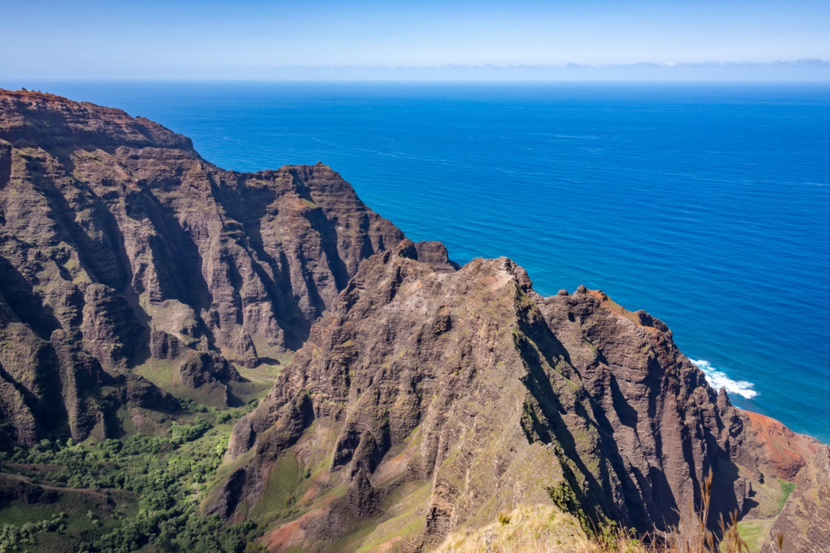 An image depicting the trail Nualolo Trail and its surrounding area.