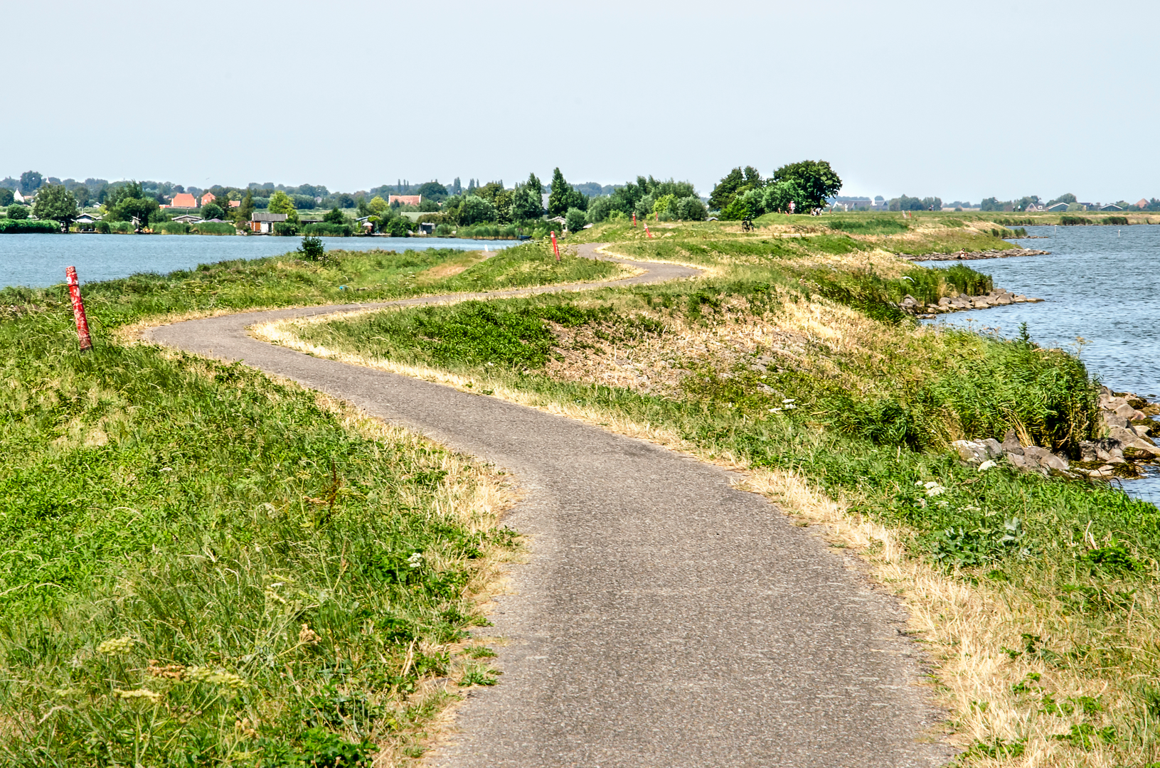 An image depicting the trail Bloemendalerpolder to Oosterpoel via Diemerzeedijk and Zuiderzee Weg and its surrounding area.