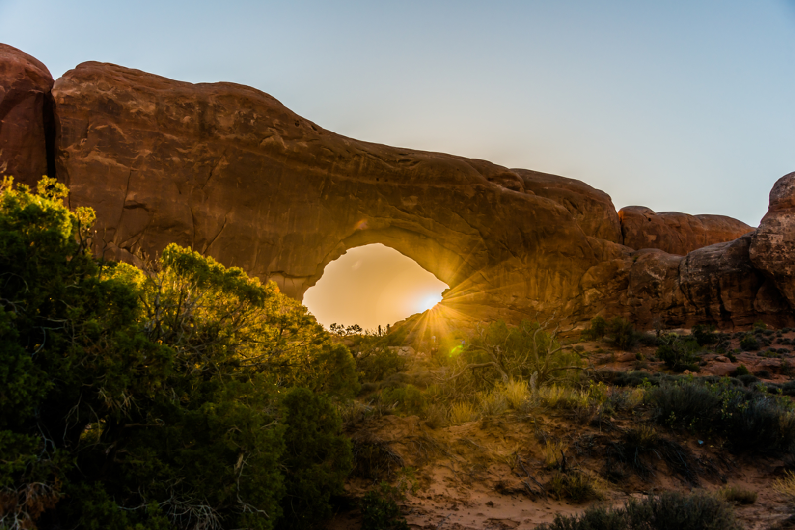 An image depicting the trail Windows Loop and Turret Arch Trail and its surrounding area.