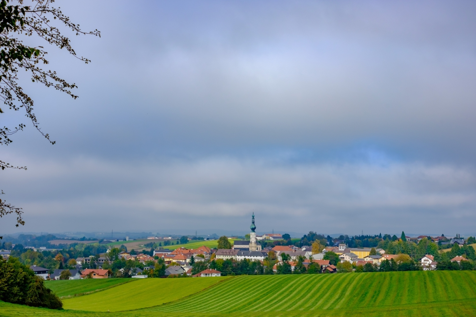 An image depicting the trail Grindelsbergweg and its surrounding area.