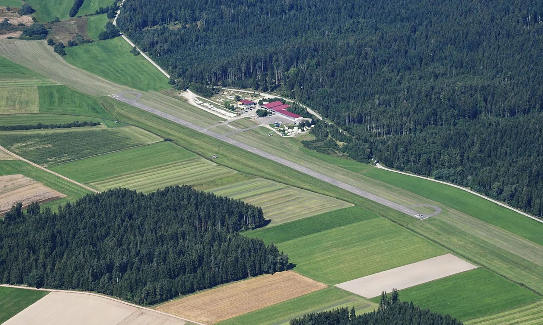 An image depicting the trail Wonsee Erbachtal Wanderweg and Plankenfels Sanspareil and its surrounding area.