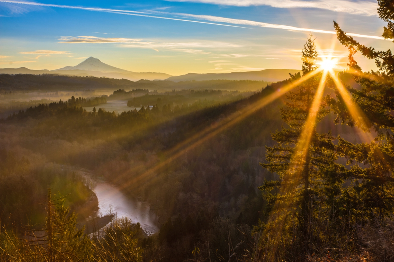 An image depicting the trail Hidden Lake Trail and its surrounding area.