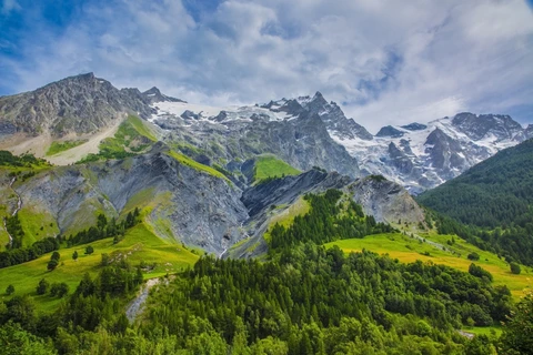 An image depicting the trail GR 50 and its surrounding area.