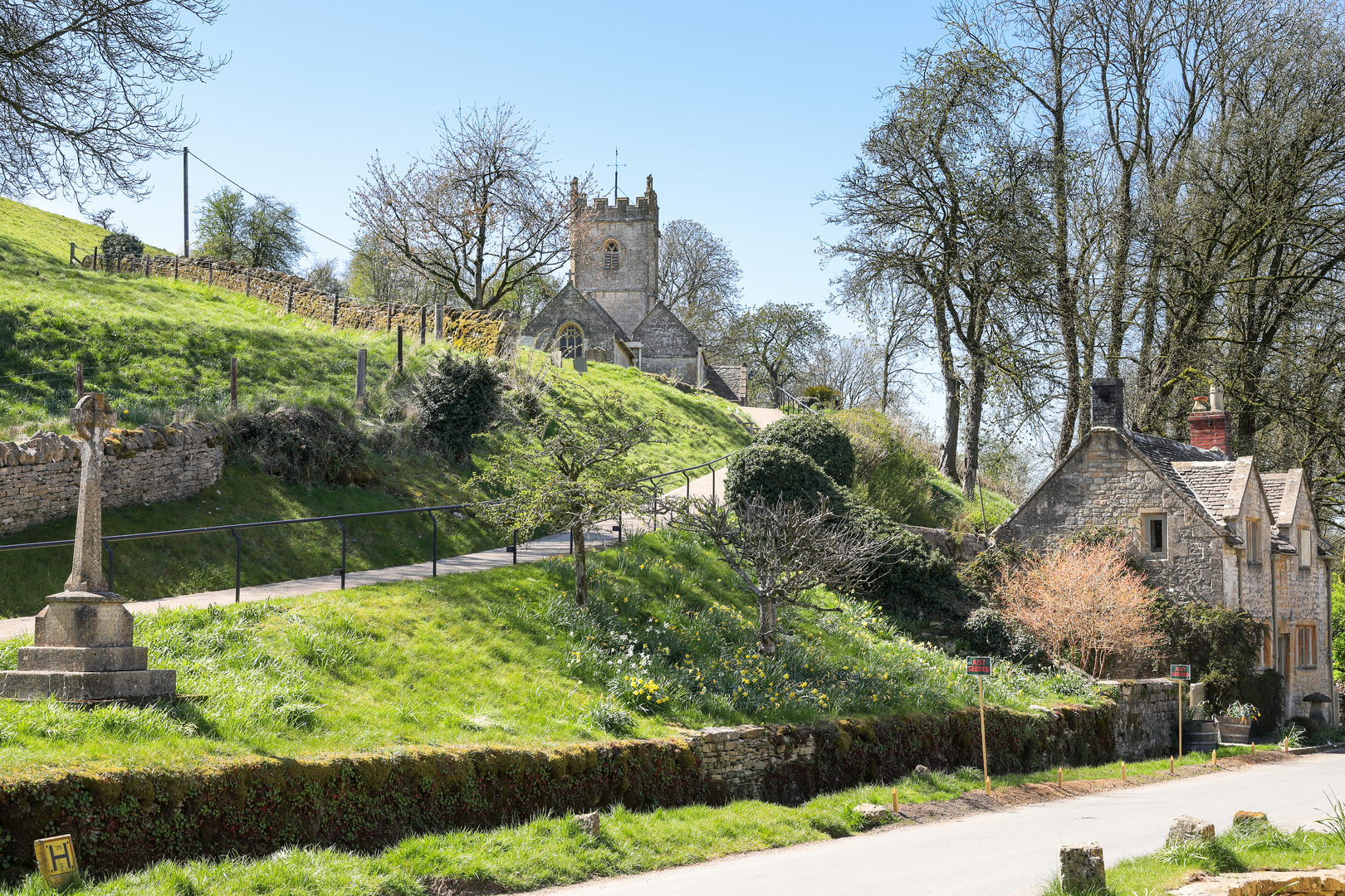 An image depicting the trail Avebury to Stonehenge and its surrounding area.
