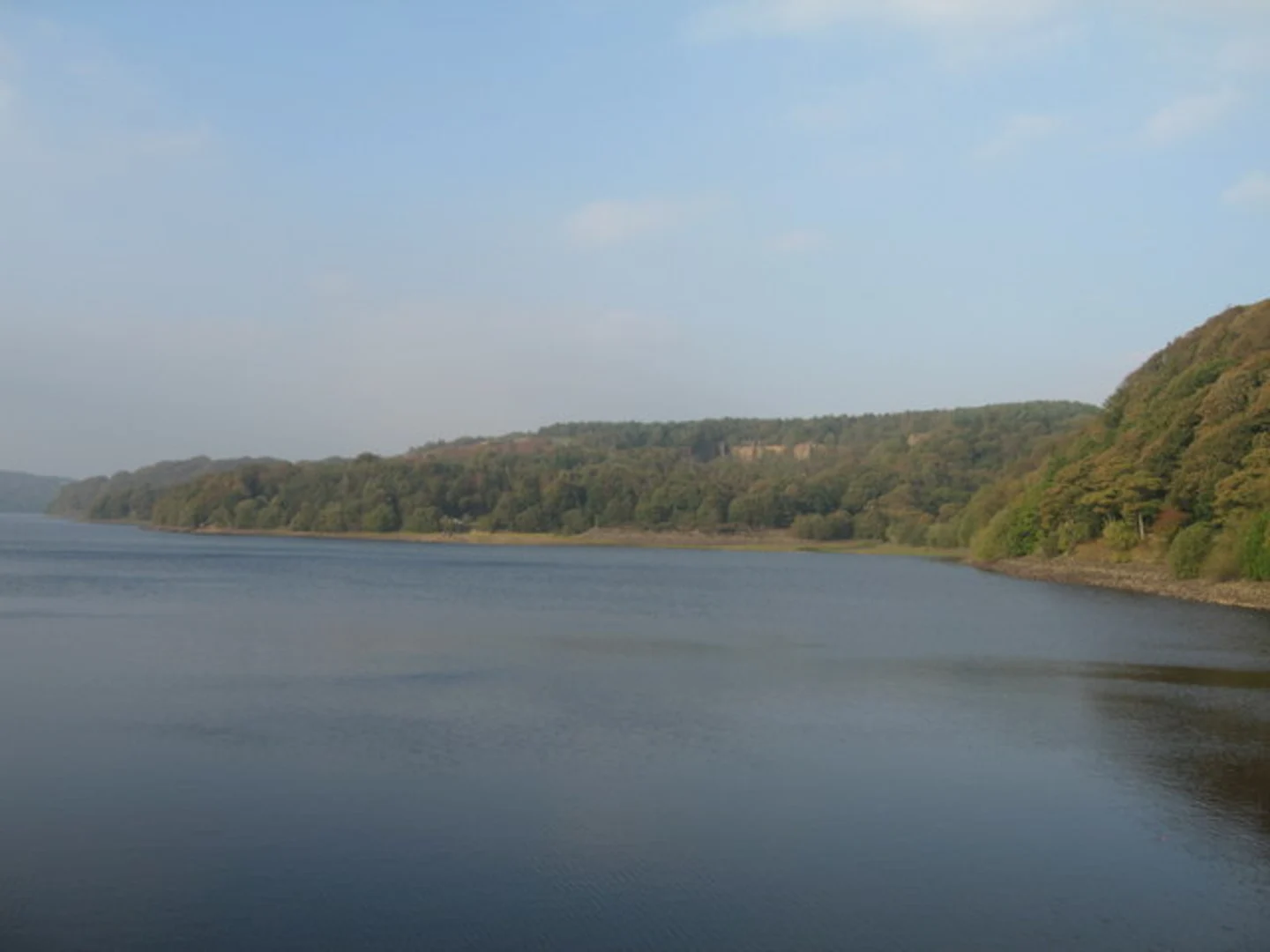 An image depicting the trail Anglezarke Reservoir Loop and its surrounding area.