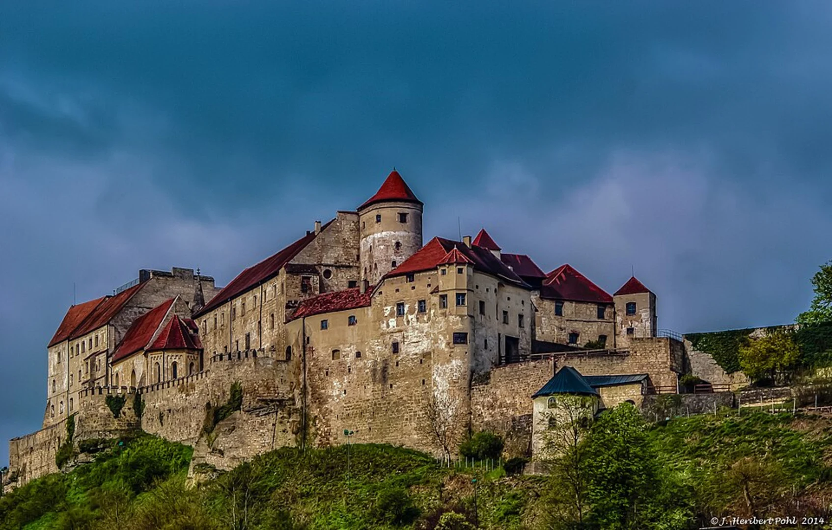 An image depicting the trail Salzach via Alois-Buchleitner-Weg, Zwinge and Burgsteig and its surrounding area.