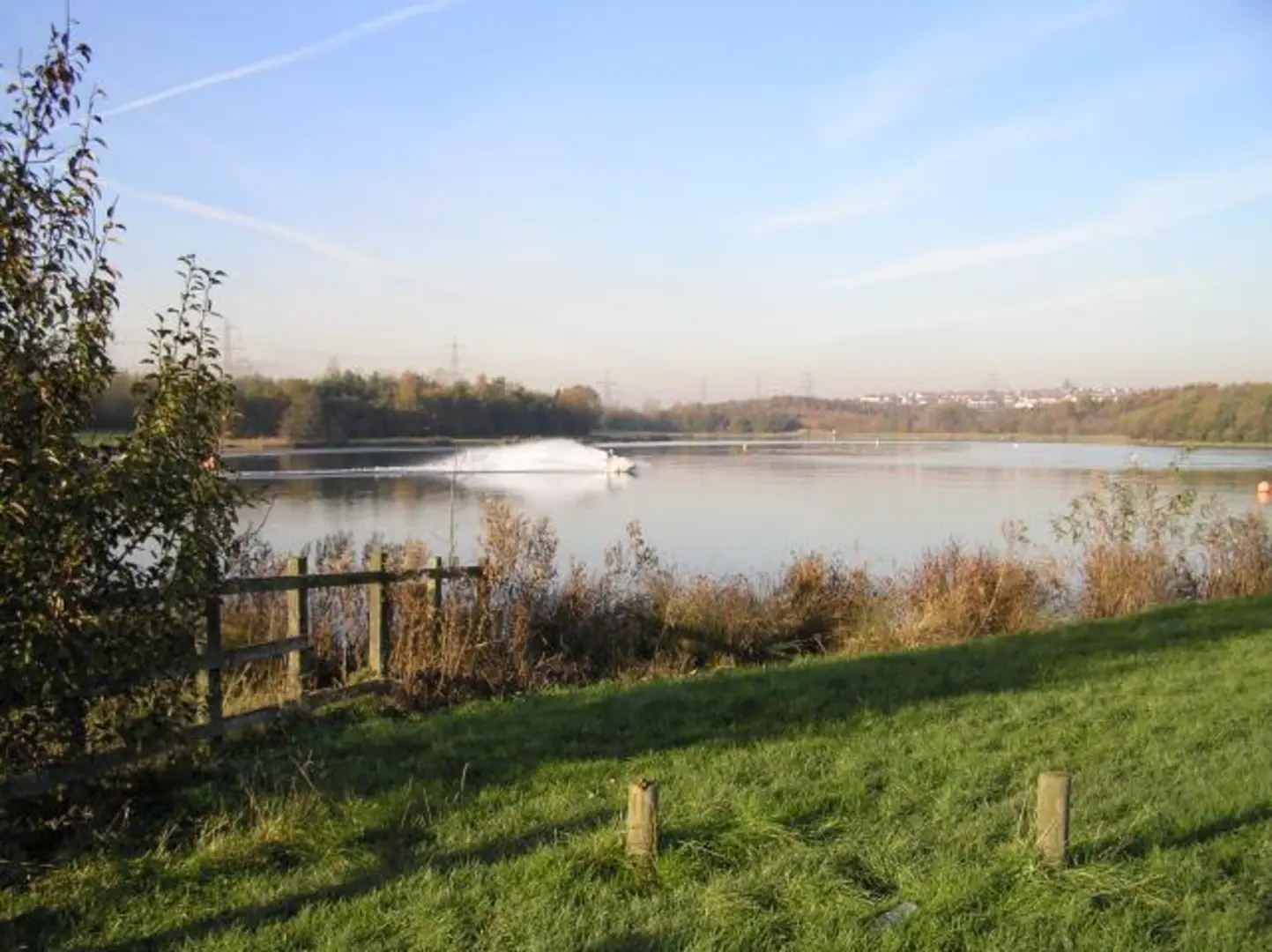An image depicting the trail Rother Valley Lake Loop and its surrounding area.