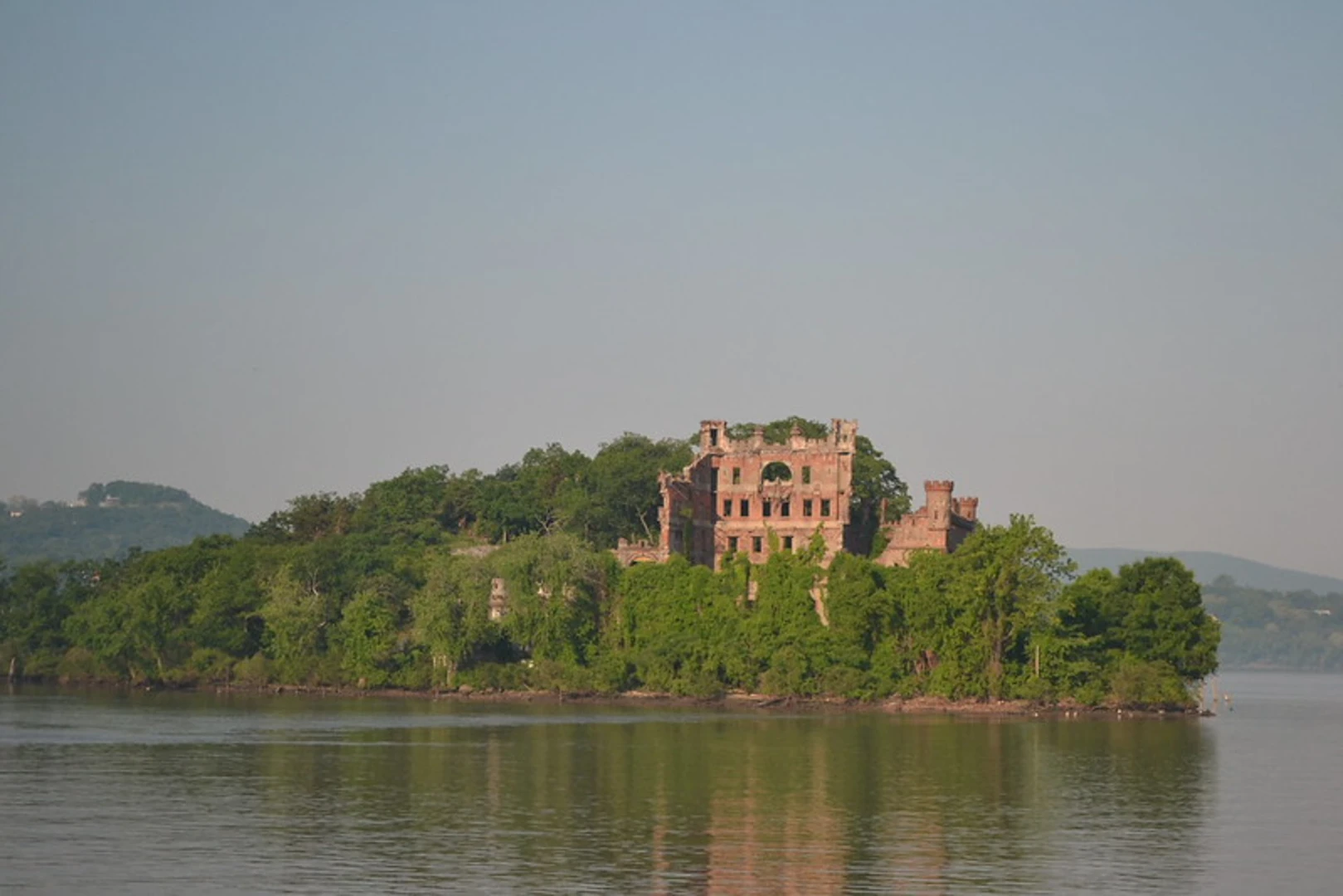 An image depicting the trail Pollepel Island and its surrounding area.