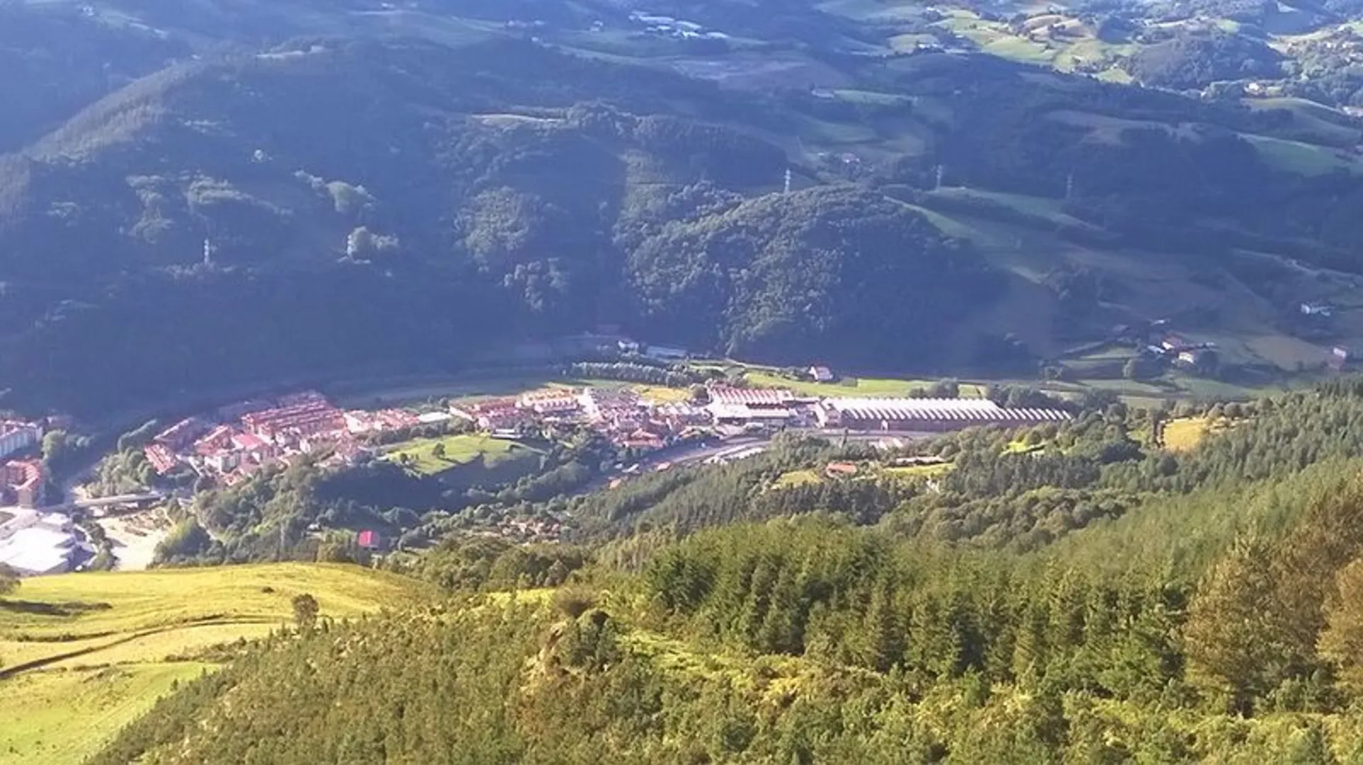 An image depicting the trail Irura Walk PR GI 127 and its surrounding area.