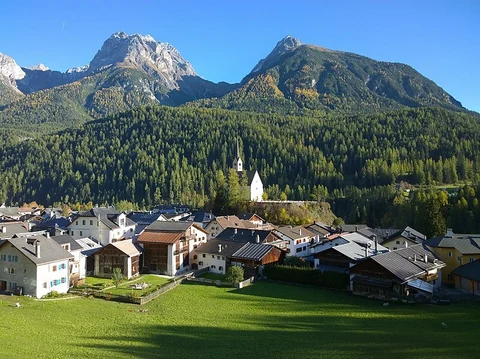 An image depicting the trail Senda Scuol–Samnaun and its surrounding area.