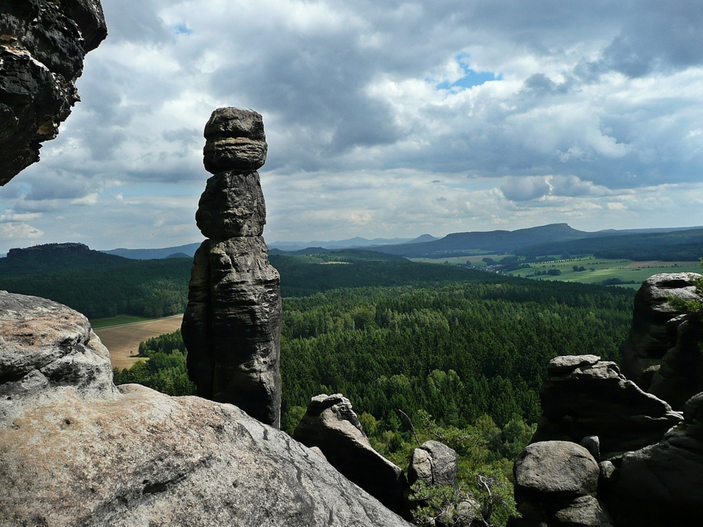 An image depicting the trail Schoene Aussicht, Bundesfels and Pfaffenstein via Oberer Rundweg and its surrounding area.