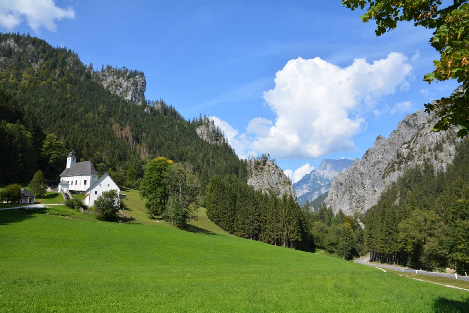 An image depicting the trail Johnsbach to the Heßhütte Hike and its surrounding area.