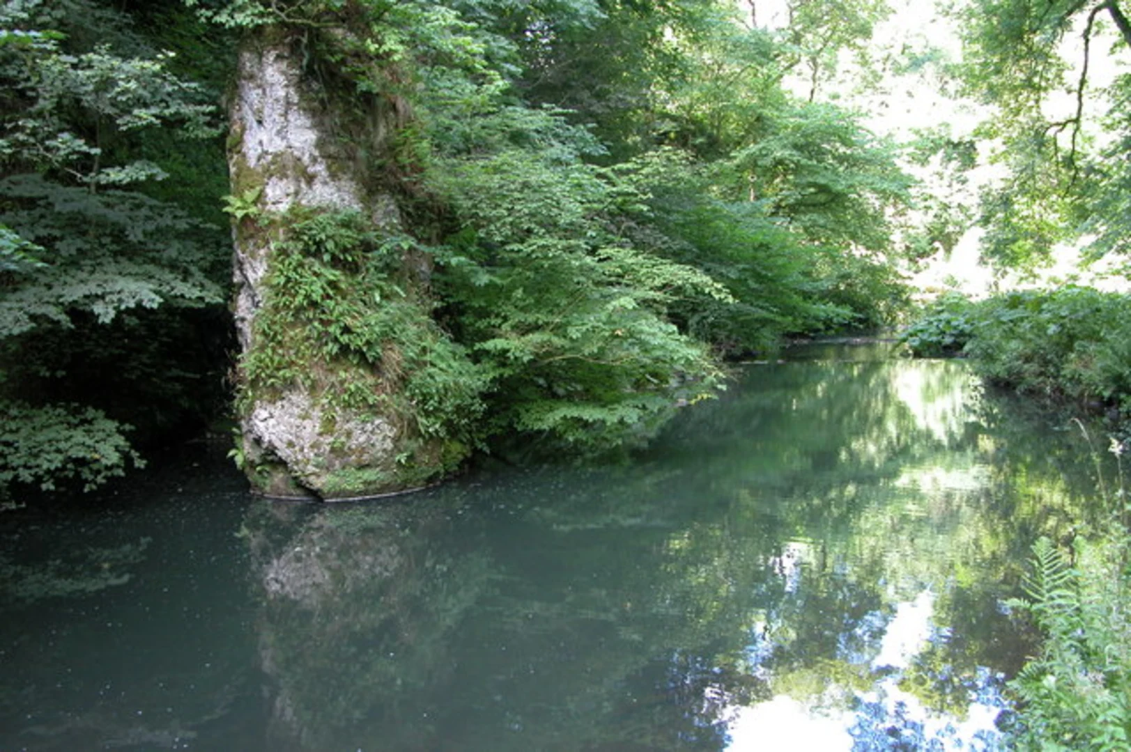 An image depicting the trail Cold Eaton - Hartington and Biggin Circular Walk and its surrounding area.