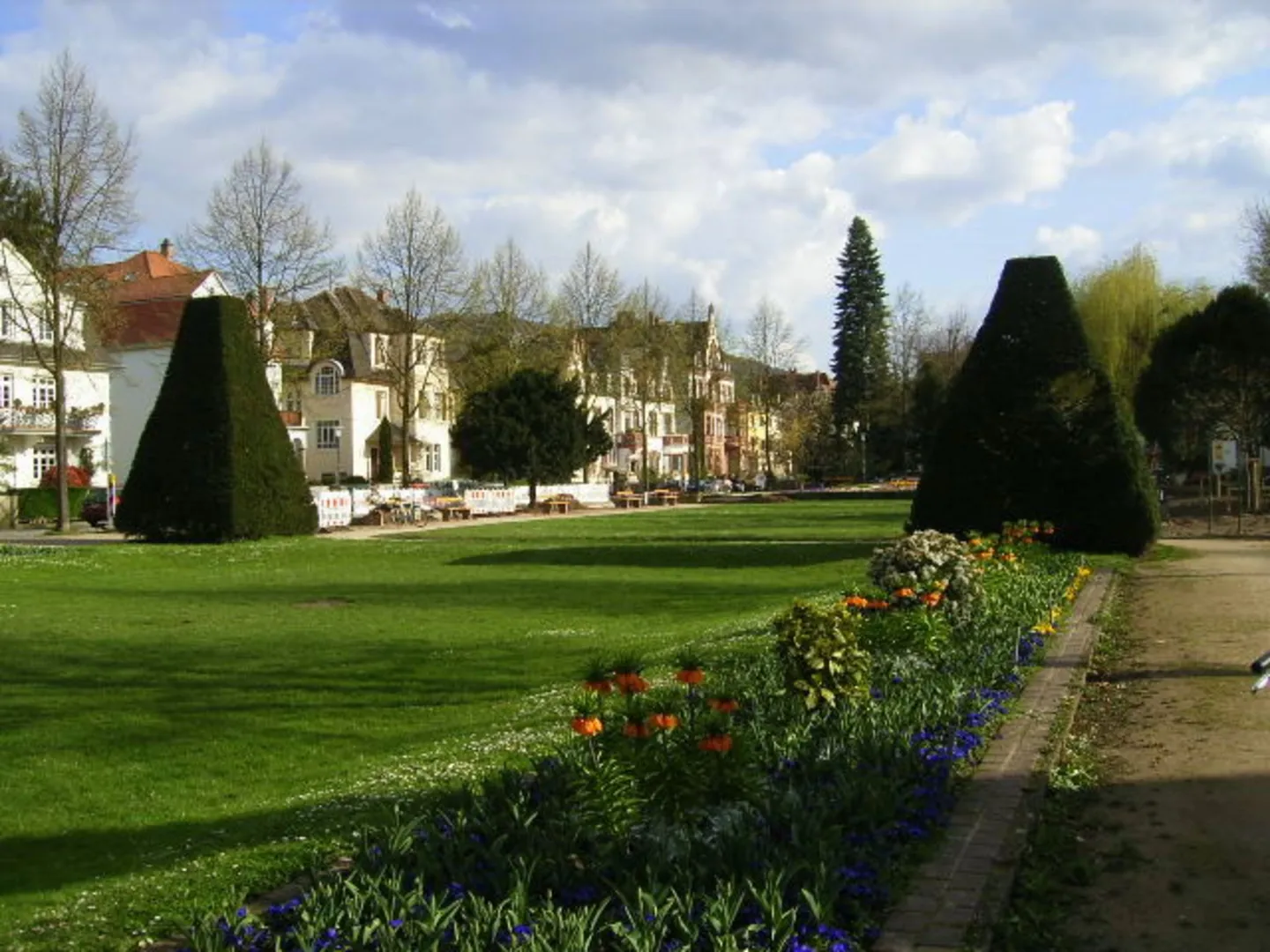 An image depicting the trail Heiligenberg and Heidenknörzel via Camino Incluso and Keltenweg and its surrounding area.