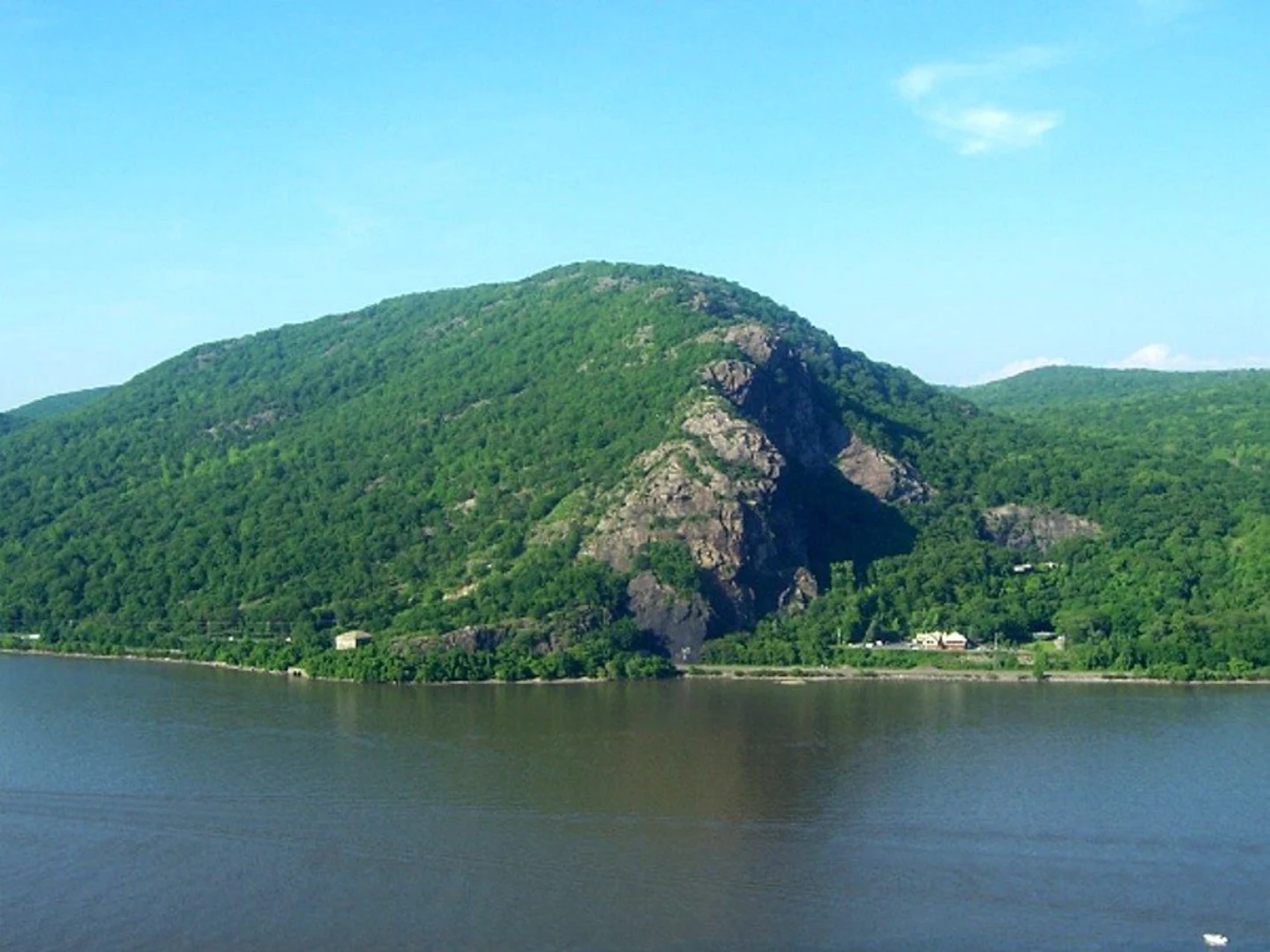 An image depicting the trail Breakneck Ridge and South Beacon Mountain from Notch Trail and Wilkinson Memorial Trail and its surrounding area.