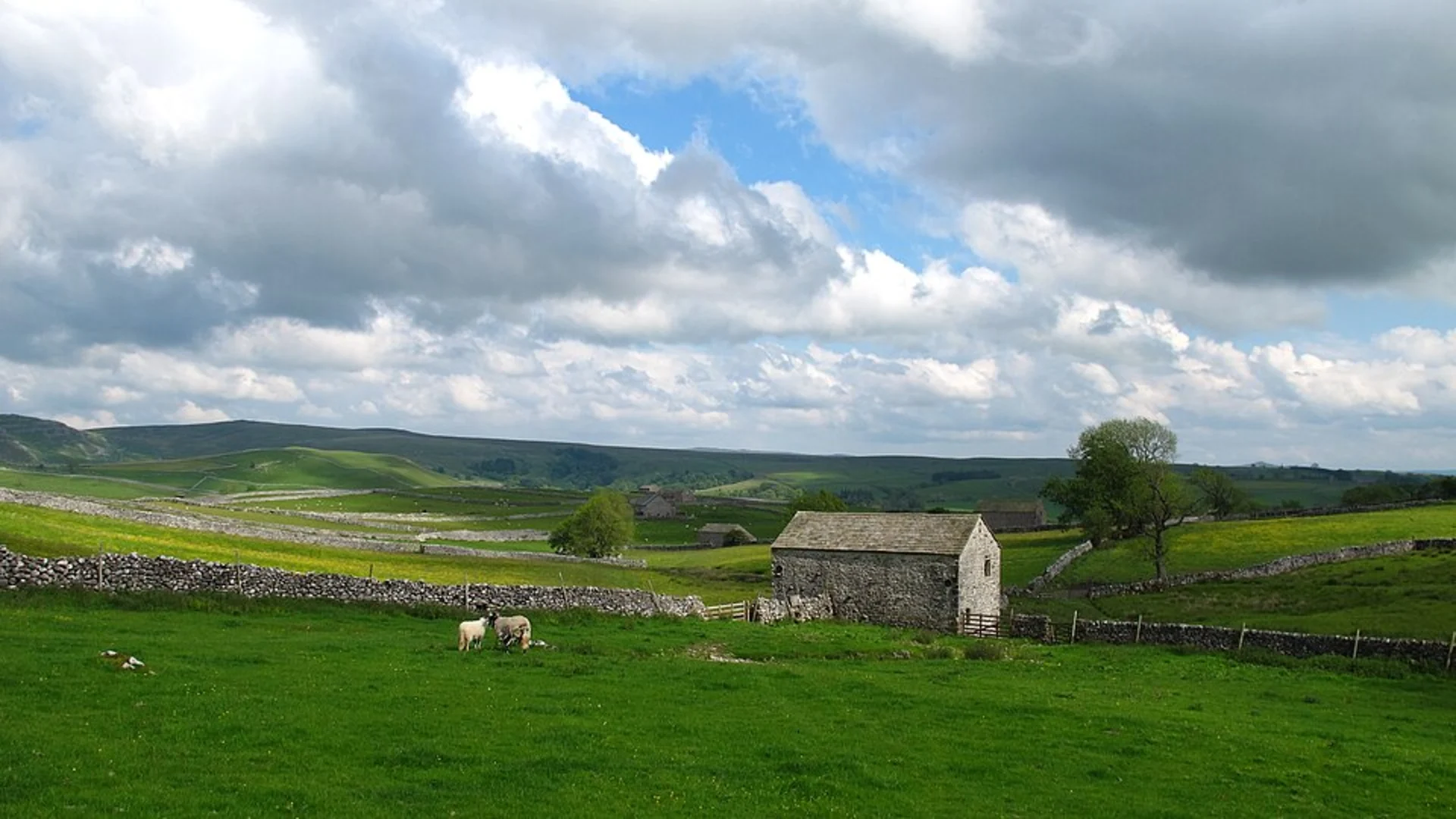 An image depicting the trail Gordale Scar and Malham Cove loop and its surrounding area.
