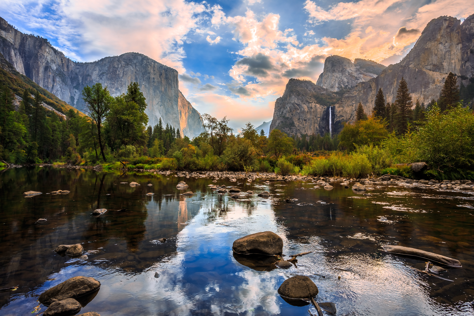 An image depicting the trail Yosemite Valley Loop Trail and its surrounding area.