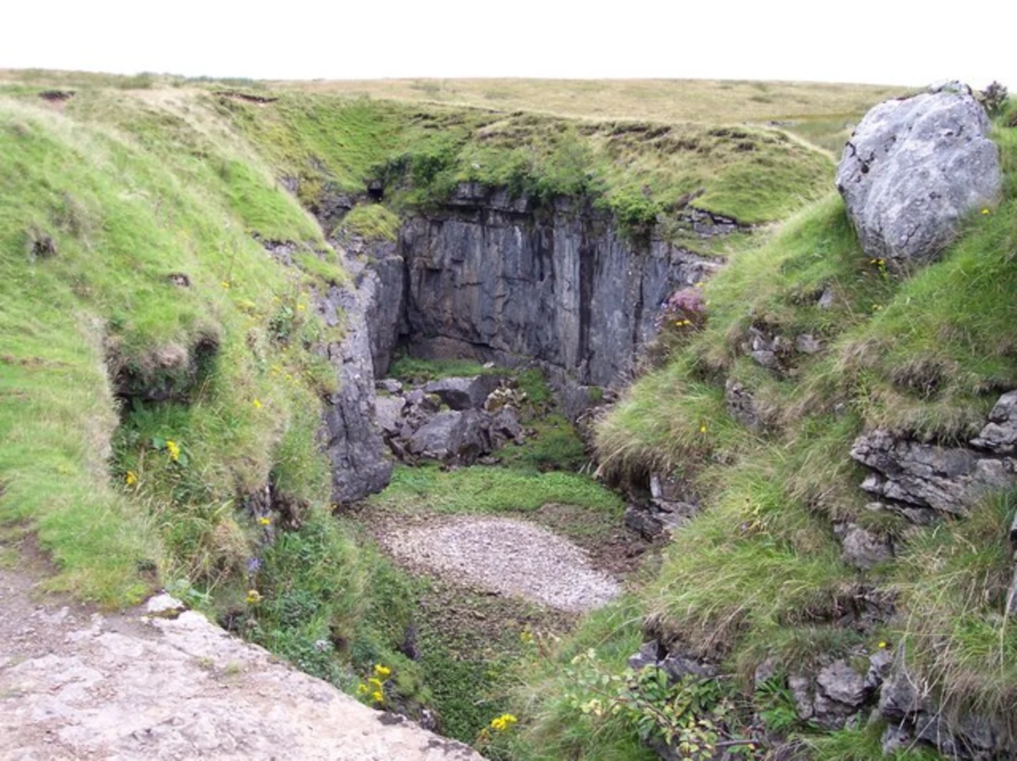 An image depicting the trail Pen-y-ghent, Horton Moor and Hull Pot Loop and its surrounding area.