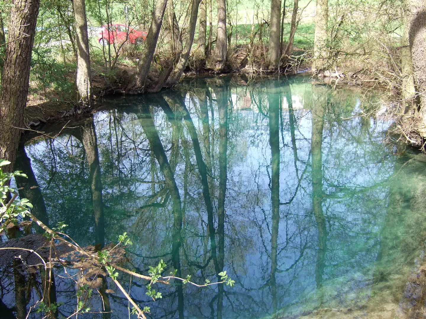 An image depicting the trail Eussenheim to Karlstadt am Main via Pechweg and Eselsweg and its surrounding area.
