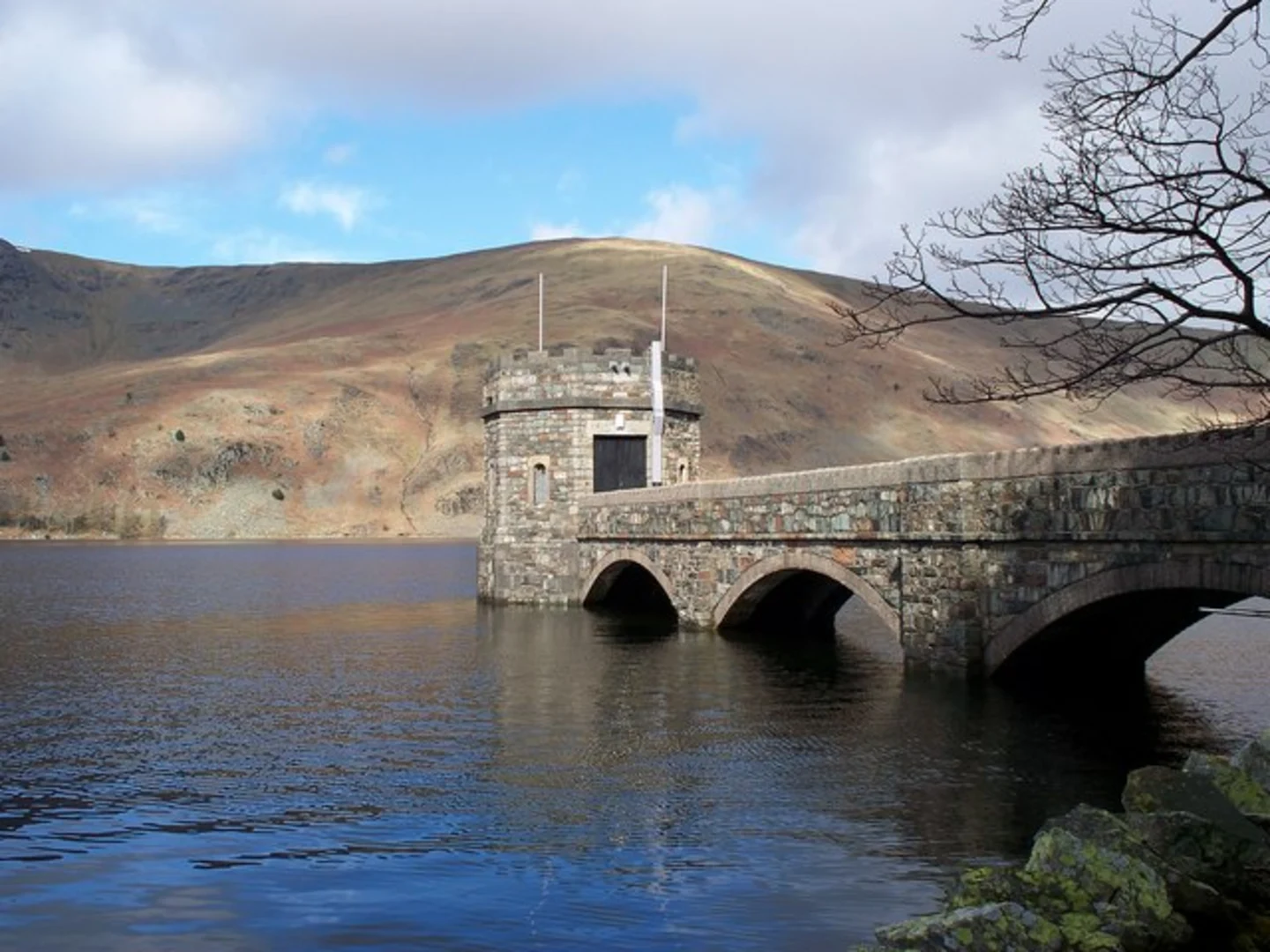 An image depicting the trail Brownhowe Bottom, Ash Knott and Thorny Knott Loop - Haweswater Reservoir and its surrounding area.