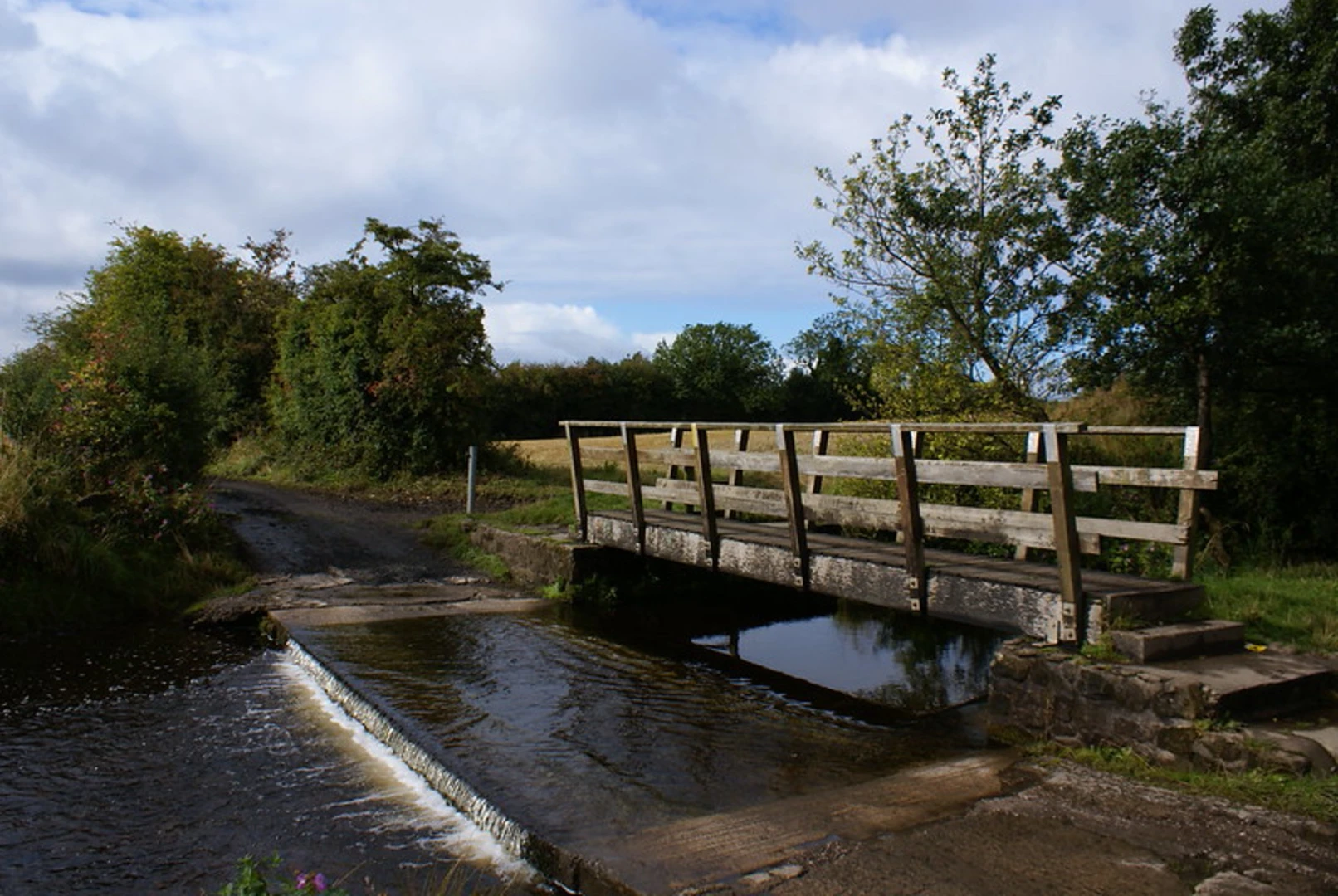 An image depicting the trail Galgate to Bilsborrow Walk via Lancaster Canal and its surrounding area.