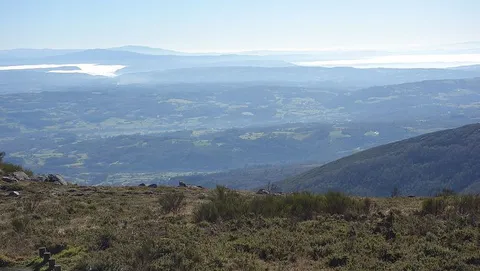 An image depicting the trail PR G 7 Rota do Faro and its surrounding area.
